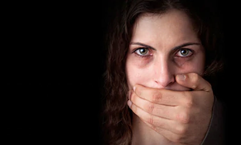 زیادہ تر لڑکیوں کو ساڑھے 15 برس کی عمر میں نشانہ بنایا جاتا ہے&mdash;فوٹو: شٹر اسٹاک