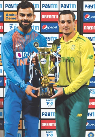 BANGALORE: Indian captain Virat Kohli (L) and his South African counterpart Quinto de Kock hold the trophy after the third Twenty20 International at the M. Chinnaswamy Stadium.&mdash;AFP