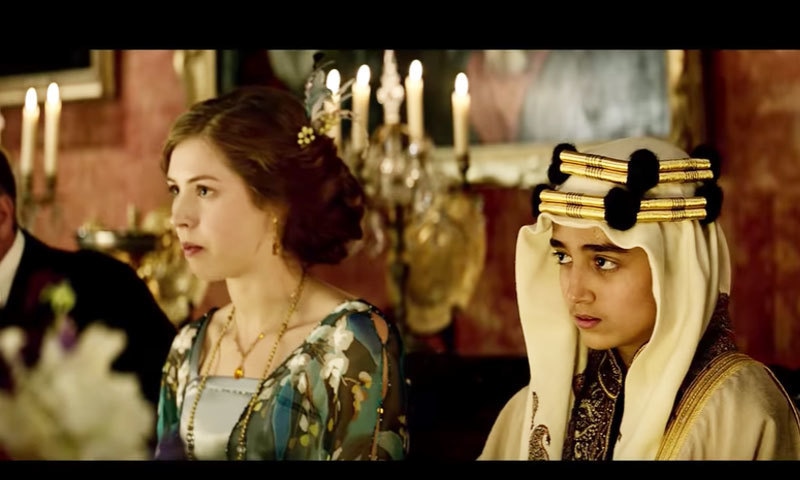 فلم میں شاہ فیصل بن عبدالعزیز آل سعود کو 1919 میں انتہائی بااثر شخصیات سے شاہانہ انداز میں مذاکرات کرتے ہوئے دکھایا گیا ہے&mdash;اسکرین شاٹ