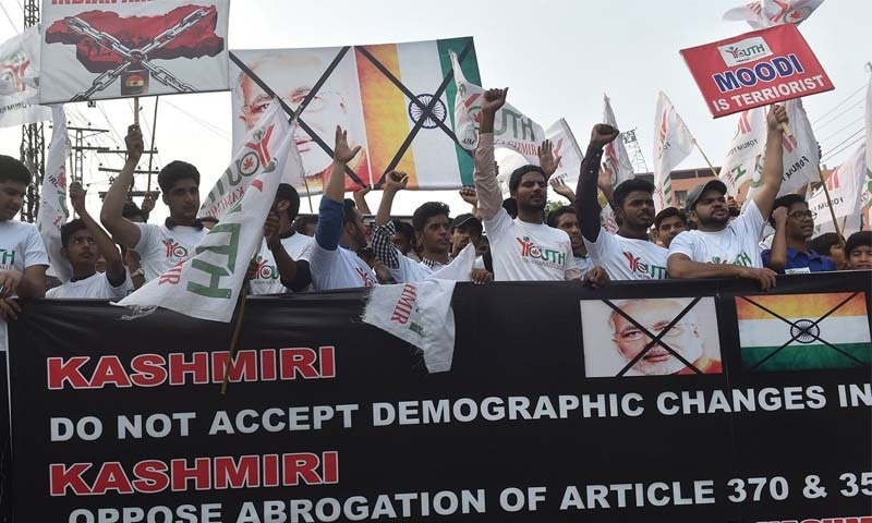 مظاہرین کا کہنا تھا کہ ان کے ٹیکس کے پیسے سے چلنے والا بی بی سی مقبوضہ وادی میں انسانی حقوق کی پامالی کو نمایاں نہیں کررہا &mdash; فائل فوٹو/اے ایف پی