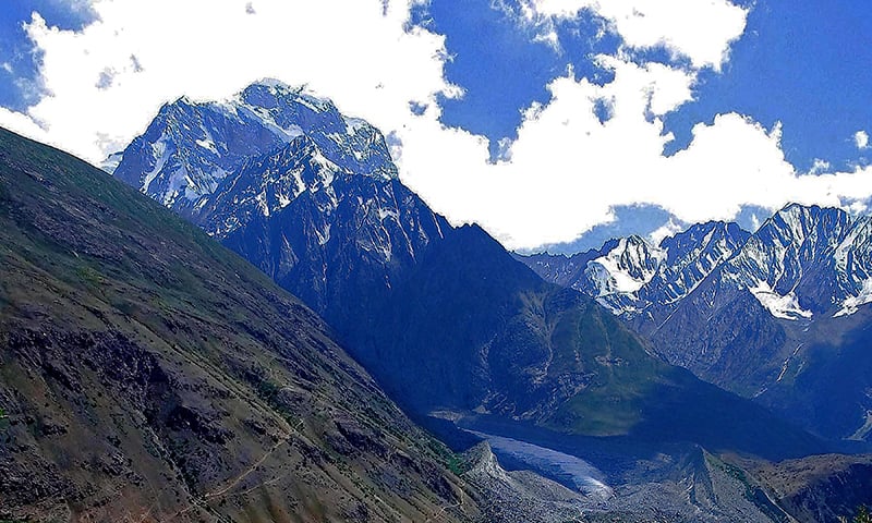 Along the Yarkhun river are several peaks particularly on its southern side of peaks ranging between 18 to 22 thousand peaks. Here shown some peaks of the Thui An group. ? Wikimedia Commons