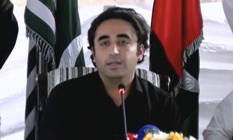 چیئرمین پیپلز پارٹی بلاول بھٹو زرداری آزاد کشمیر میں پریس کانفرنس کر رہے تھے — فوٹو: ڈان نیوز چیئرمین پیپلز پارٹی بلاول بھٹو زرداری آزاد کشمیر میں پریس کانفرنس کر رہے تھے — فوٹو: ڈان نیوز