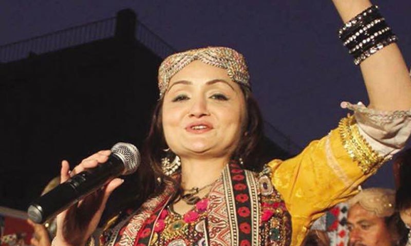 شازیہ خشک سندھی و بلوچی ثقافتی لباس شوق سے پہنتی ہیں—فوٹو: فیس بک