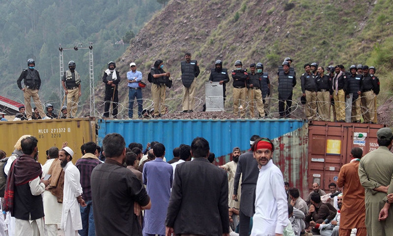 پولیس اور انتظامیہ نے مظفرآباد-سری نگر شاہراہ بلاک کردی&mdash;فوٹو:رائٹرز