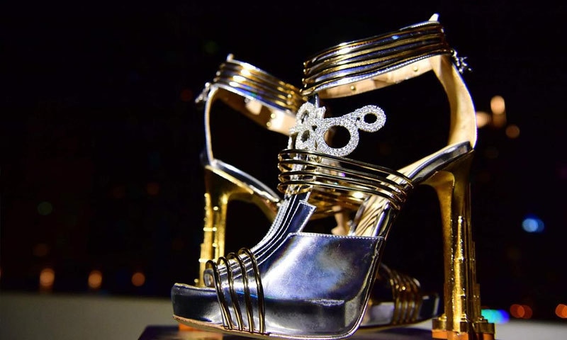 جوتوں میں 30 قراط ہیرے بھی سجائے گئے ہیں &mdash;فوٹو: اے ایف پی