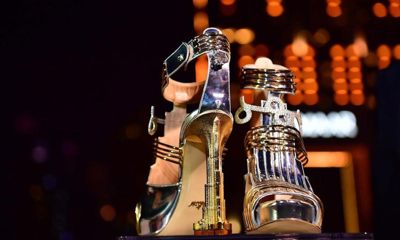 سونے سے بنی ہیل کا ڈیزائن برج خلیفہ جیسا ہے&mdash;فوٹو: اے ایف پی