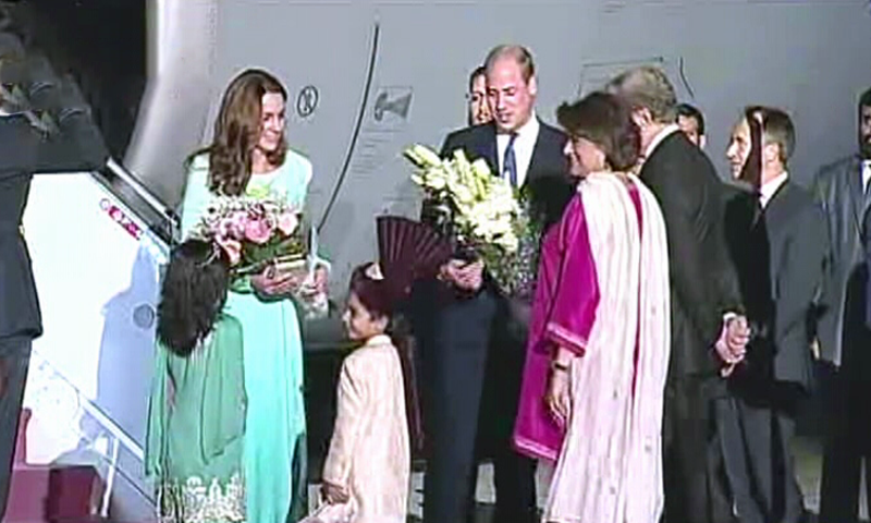 The Duke and Duchess of Cambridge are given bouquets by children upon arrival. — DawnNewsTV