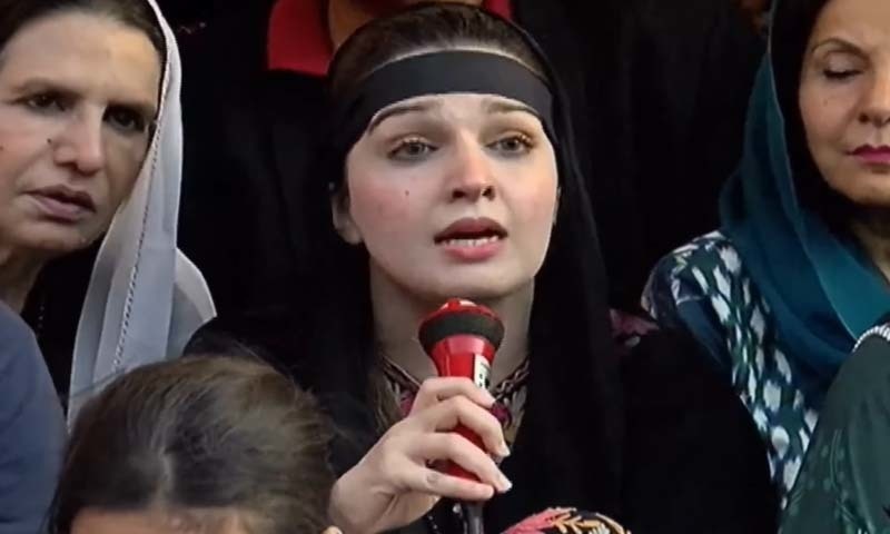 نیشنل پریس کلب اسلام آباد کے باہر حریت رہنما یاسین ملک کی اہلیہ  مشعال ملک میڈیا سے گفتگو کر رہی ہیں &mdash; فوٹو: ڈان نیوز