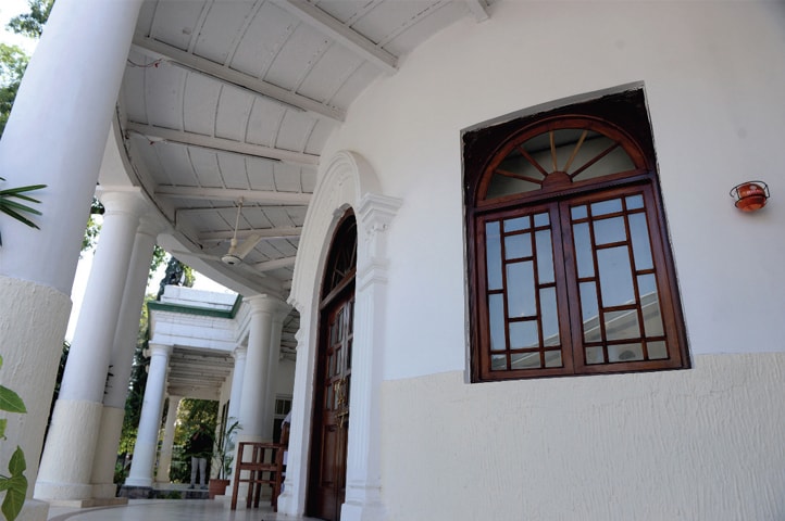 Veranda and pillars of the building in front of the offices.