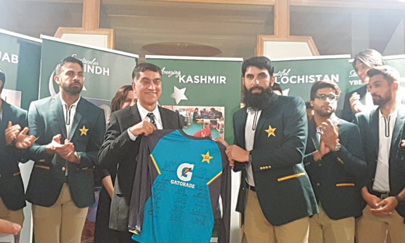 CANBERRA: Pakistan&rsquo;s head coach-cum chief selector Misbah-ul-Haq presents national cricket team&rsquo;s shirt to Pakistan High Commissioner Babar Amin on Monday as Wahab Riaz, Imam-ul-Haq and others look on.