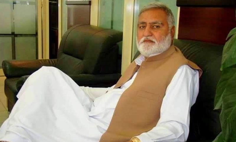 اکرم درانی پاکستان مسلم لیگ (ن) کے دورِ حکومت میں وزیر ہاؤسنگ کے عہدے پر تعینات تھے &mdash;فائل فوٹو: فیس بک