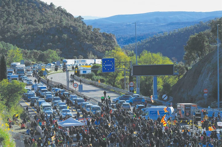 LA JONQUERA (Spain): Protesters block a highway at the Spanish-French border on Monday during a demonstration called by Tsunami Democratic, a platform for civil disobedience actions.—AFP