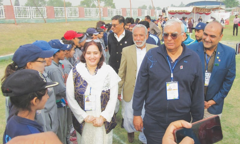 PESHAWAR: SFP Chairperson Tehmina Asif introduces finalists Army and 
Wapda softball teams to POA President Gen Arif Hasan