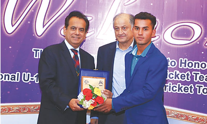KARACHI: Commissioner Karachi Iftikhar Ali Shallwani presents winner&rsquo;s shield to Captain of Sindh U-19 team Mohammad Taha as Quetta Gladiators owner Nadeem Omar looks on during a ceremony held here to honour the national champions on Wednesday.
