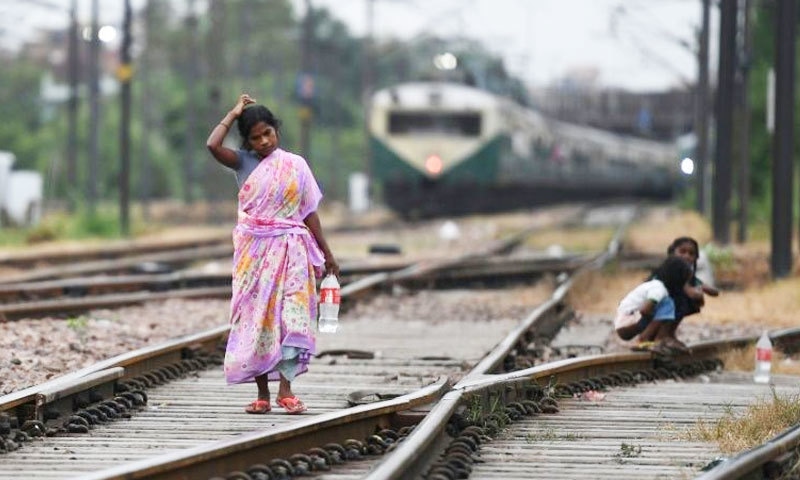 ایک دہائی قبل 70 فیصد بھارتی لوگ سر عام رفع حاجت کرتے تھے —فائل فوٹو: اے ایف پی ایک دہائی قبل 70 فیصد بھارتی لوگ سر عام رفع حاجت کرتے تھے —فائل فوٹو: اے ایف پی