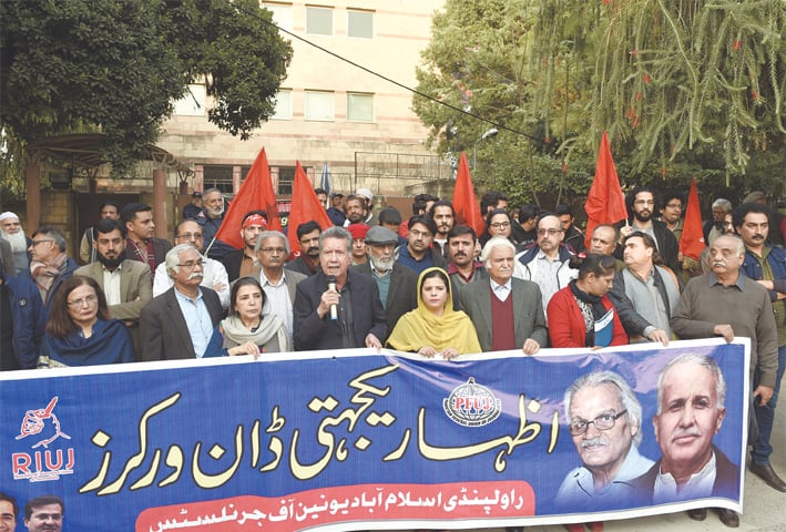 ISLAMABAD: Journalists, lawmakers and members of civil society hold a rally outside the Dawn office on Thursday to express solidarity with workers of the newspaper against threats to them and their organisation.—White Star