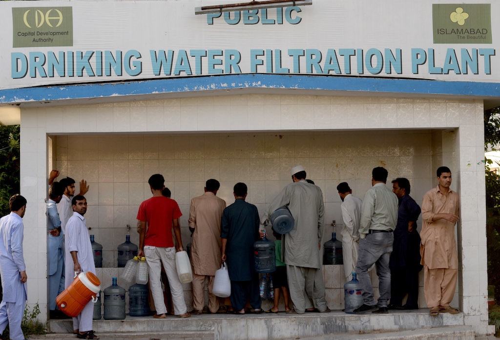 People wait for their turn at a water filtration plant in F-6 | Mohammad Asim/White Star