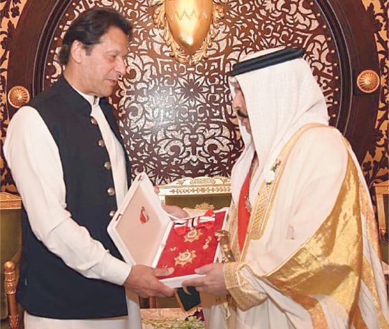 KING of Bahrain Hamad bin Isa al Khalifa confers ‘The King Hamad Order of the Renaissance’ civil award on Prime Minister Imran Khan on Monday.—INP