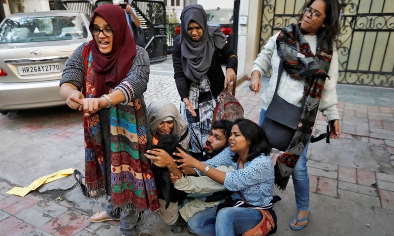 ڈنڈا بردار پولیس اہلکاروں کو للکارنے والی طالبات کی ویڈیو وائرل ہوگئی تھی&mdash;اسکرین شاٹ