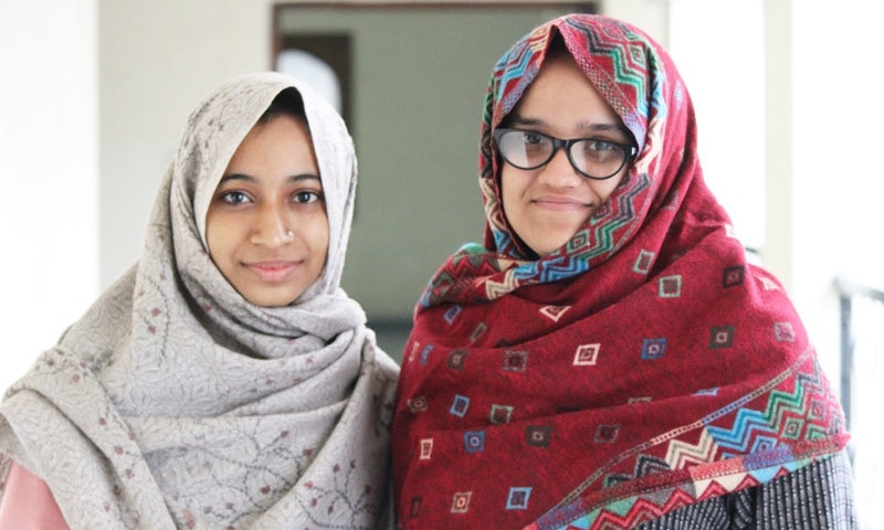 عائشہ رینا کا ساتھ دینے والی دوسری لڑکی لدیبا فرزانہ بھی ماسٹر کی طالبہ ہیں&mdash;فوٹو: الجزیرہ