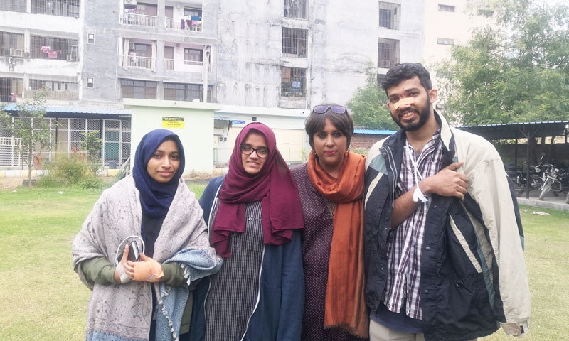 ساتھی طالبات نے طالب علم شاہین عبداللہ کو بچایا تھا، طلبہ بھارتی صحافی برکھا دت کے ہمراہ&mdash;فوٹو: برکھا دت ٹوئٹر