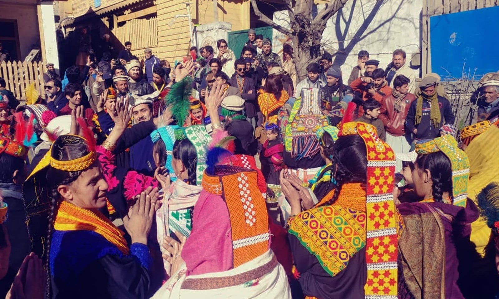 چاوموس تہوار میں مرد وخواتین نے روایتی رقص پیش کیا&mdash;فوٹو:محکمہ سیاحت