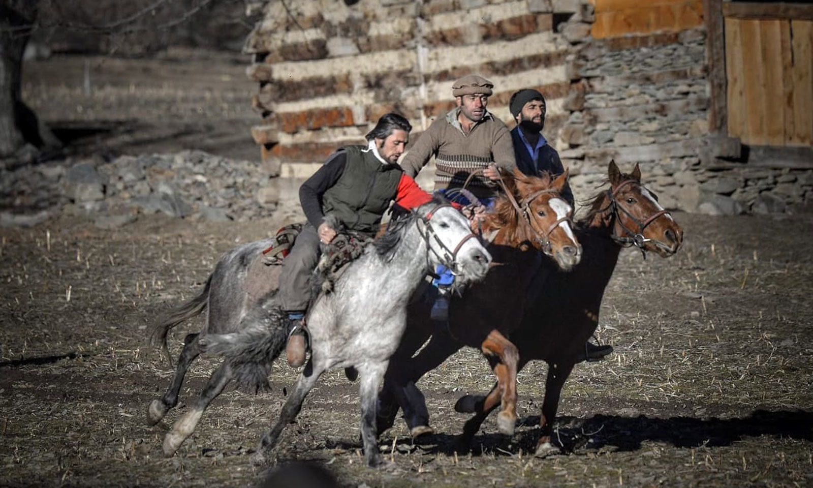 کیلاش کے 15 روزہ تہوار کا اہم کھیل بزکشی بھی ہے&mdash;فوٹو:محکمہ سیاحت