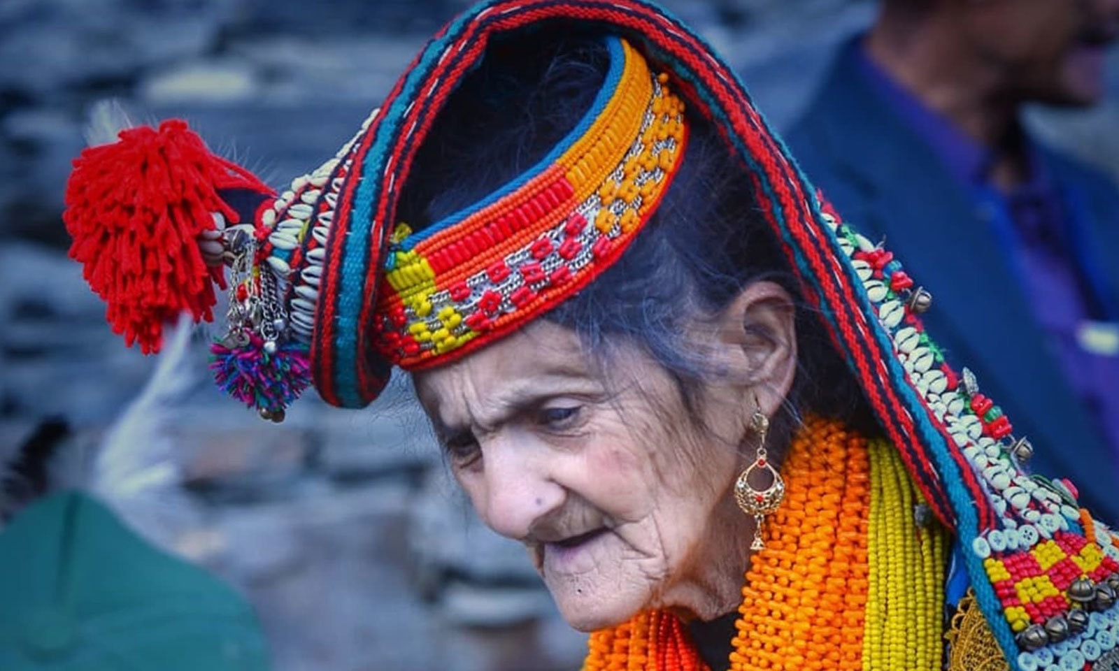 کیلاش کے بزرگوں نے نوجوانوں کو اپنے قبیلے کی بہادری کی داستانیں بھی بیان کیں&mdash;فوٹو:محکمہ سیاحت