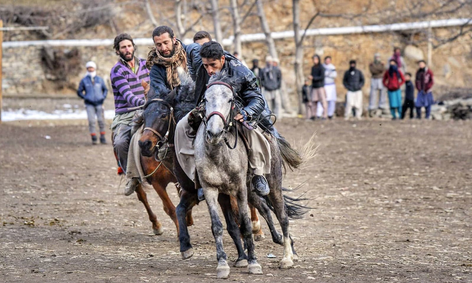 اس 15 روزہ مذہبی تہوار میں نوجوان مختلف کھیلوں میں حصہ لیتے ہیں&mdash;فوٹو:محکمہ سیاحت