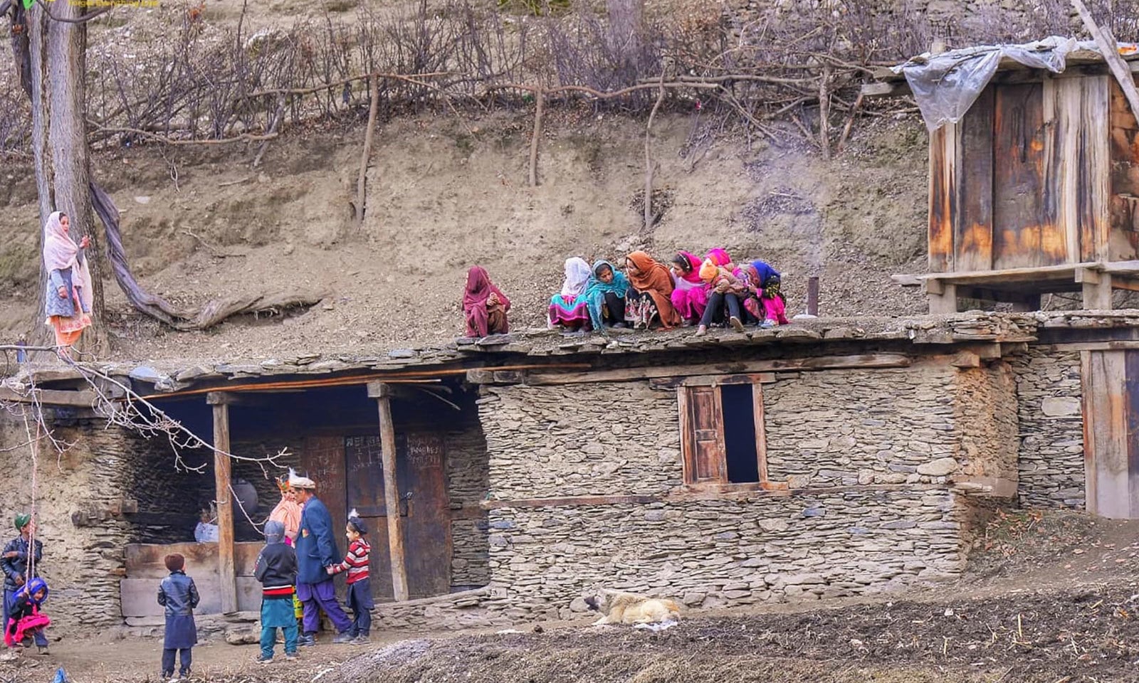 کیلاش میں منعقدہ اس مذہبی تہوار میں کئی جوڑے زندگی کے بندھن میں بندھ گئے&mdash;فوٹو:محکمہ سیاحت