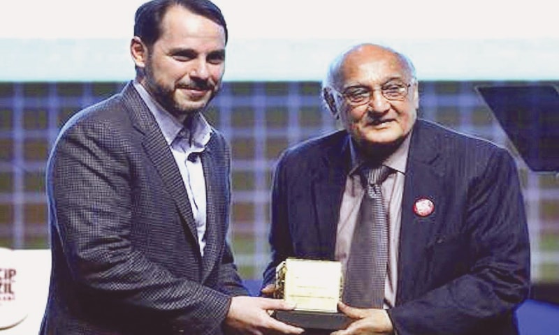 ISTANBUL: Amjad Islam Amjad receives the Necip Fazil International Culture and Art Award from Turkey&rsquo;s finance minister.&mdash;APP