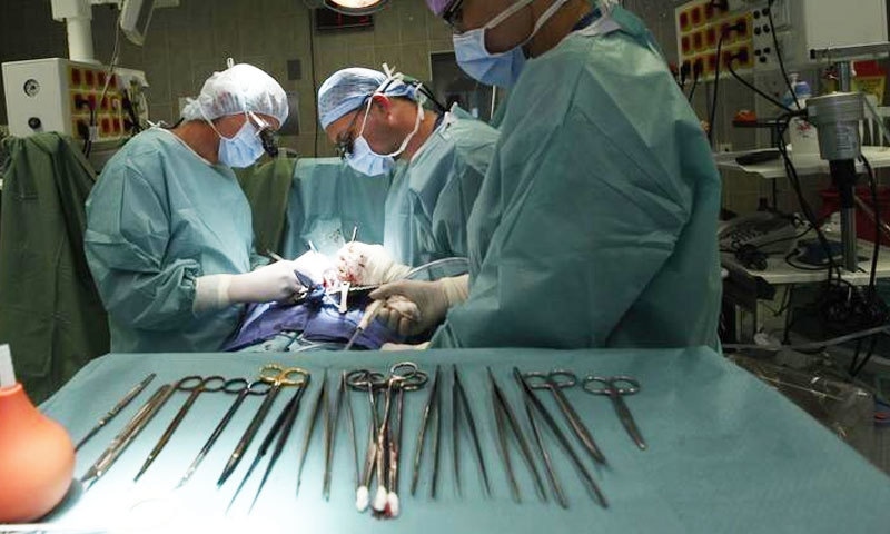 الکوحل استعمال کرنے کے بعد ڈاکٹرز نے الیکٹرک آلہ استعمال کیا، رپورٹ—فوٹو: رائٹرز الکوحل استعمال کرنے کے بعد ڈاکٹرز نے الیکٹرک آلہ استعمال کیا، رپورٹ—فوٹو: رائٹرز