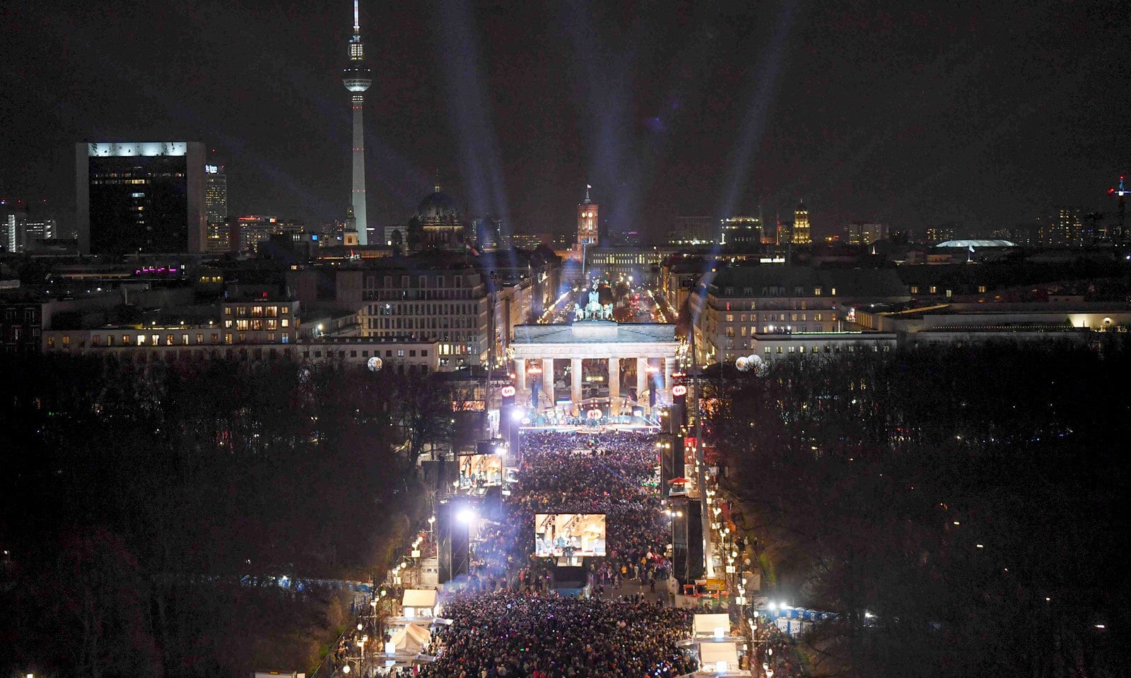 جرمنی میں سال نو کا جشن منانے کیلئے لوگ برلن کے برینڈنبَرگ گیٹ کے سامنے جمع ہیں — فوٹو: اے ایف پی جرمنی میں سال نو کا جشن منانے کیلئے لوگ برلن کے برینڈنبَرگ گیٹ کے سامنے جمع ہیں — فوٹو: اے ایف پی