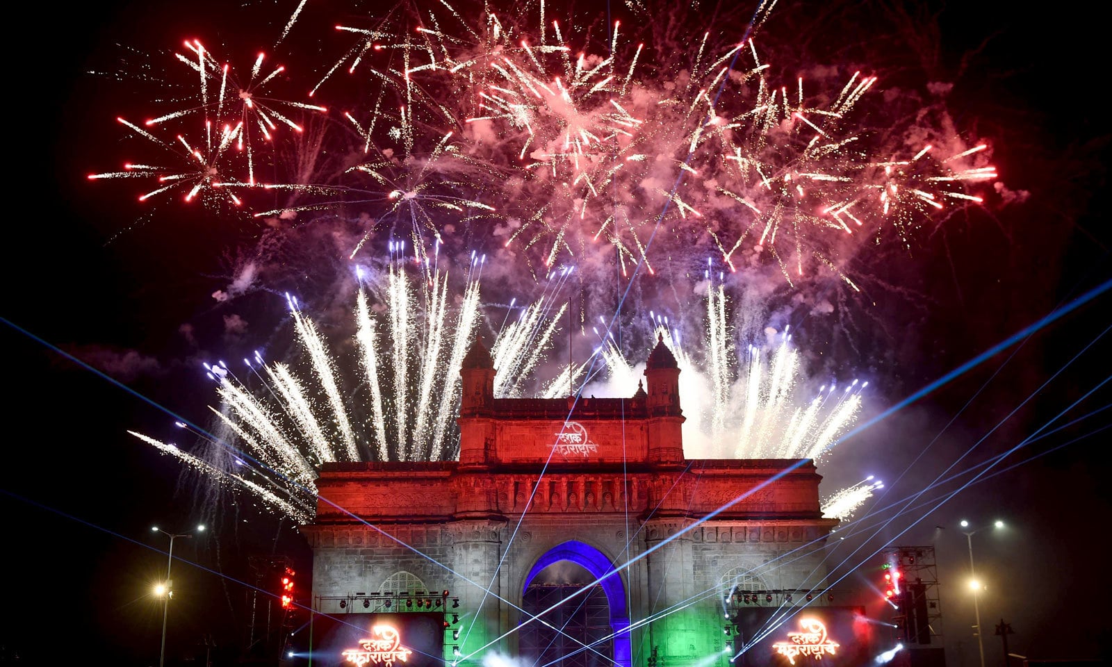 سال نو پر ممبئی کے مشور گیٹ وے آف انڈیا پر آتش بازی کی گئی — فوٹو: اے ایف پی سال نو پر ممبئی کے مشور گیٹ وے آف انڈیا پر آتش بازی کی گئی — فوٹو: اے ایف پی