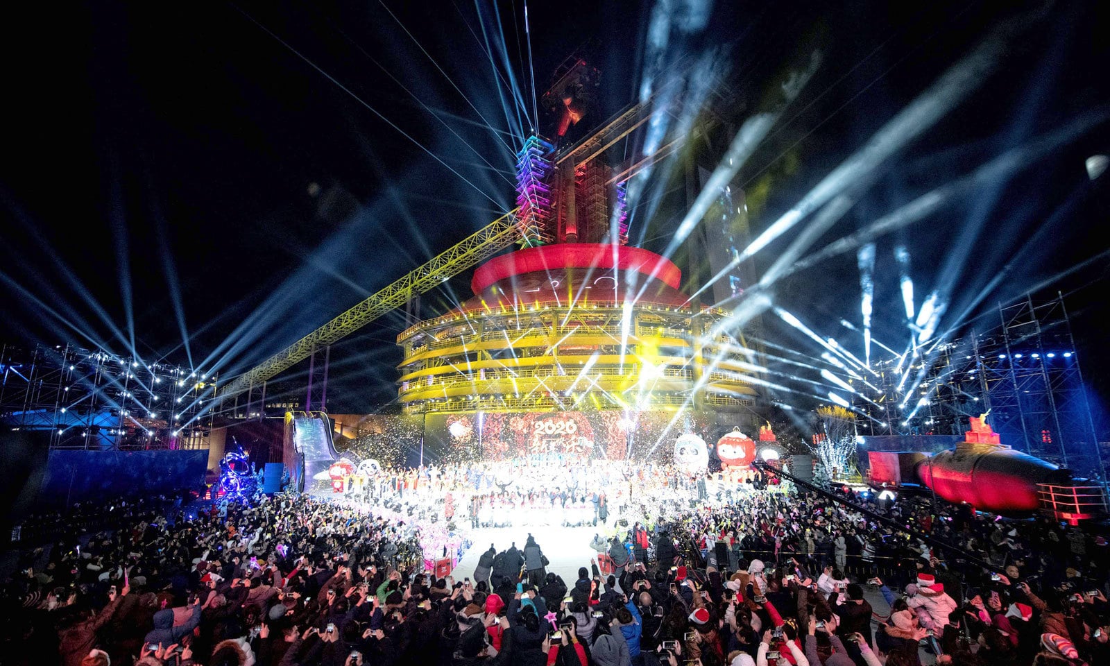 چین کے مختلف شہر بھی سال نو کے موقع پر روشنیوں سے جگمگا اٹھے — فوٹو: اے ایف پی چین کے مختلف شہر بھی سال نو کے موقع پر روشنیوں سے جگمگا اٹھے — فوٹو: اے ایف پی