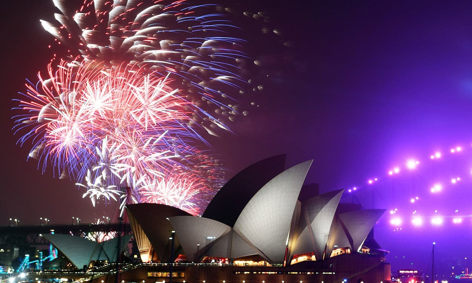 آسٹریلیا میں 12 بجتے ہی سڈنی برج پر شاندار آتش بازی کی گئی — فوٹو: رائٹرز آسٹریلیا میں 12 بجتے ہی سڈنی برج پر شاندار آتش بازی کی گئی — فوٹو: رائٹرز