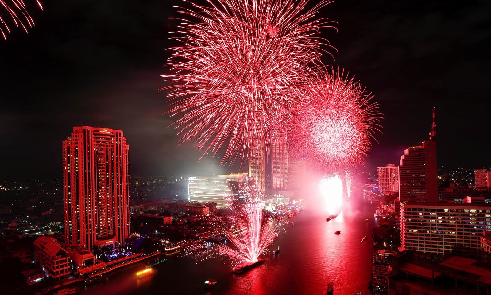 بینکاک میں نئے سال کی آمد پر شاندار آتش بازی کی گئی — فوٹو: رائٹرز بینکاک میں نئے سال کی آمد پر شاندار آتش بازی کی گئی — فوٹو: رائٹرز