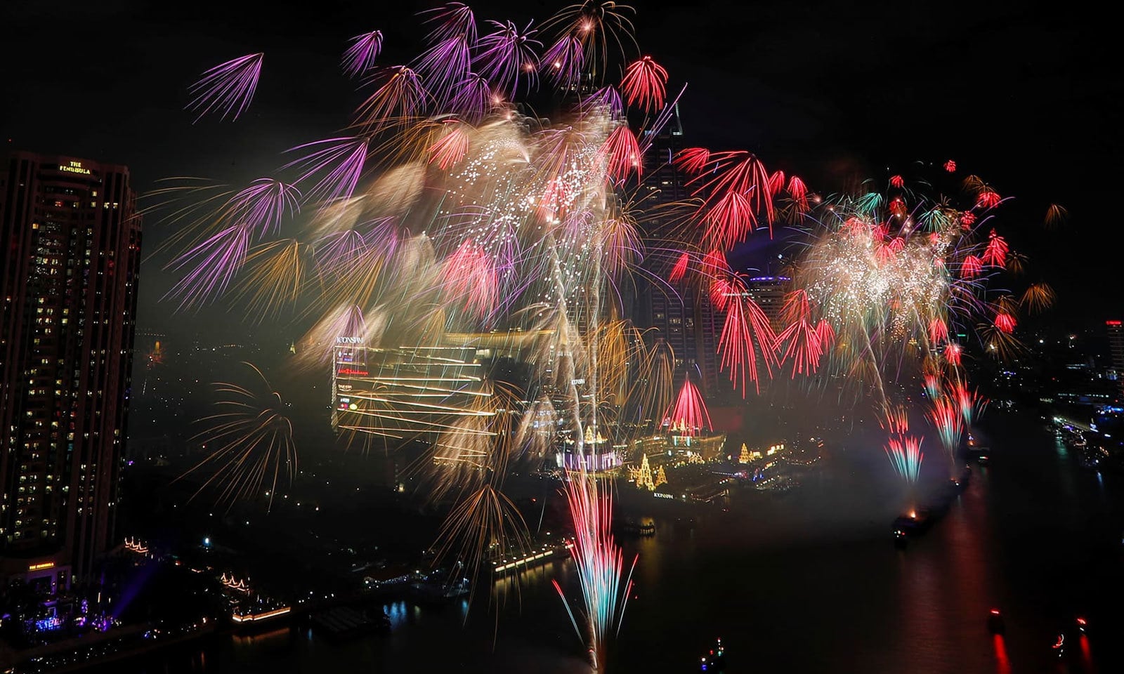 بینکاک میں نئے سال کی آمد پر شاندار آتش بازی کی گئی — فوٹو: رائٹرز بینکاک میں نئے سال کی آمد پر شاندار آتش بازی کی گئی — فوٹو: رائٹرز