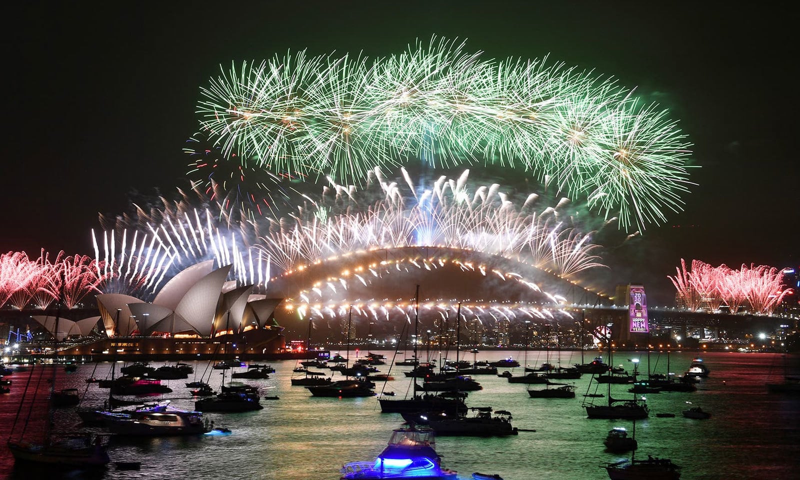 آتش بازی سے پورا علاقہ رنگ و نور میں نہا گیا — فوٹو: رائٹرز آتش بازی سے پورا علاقہ رنگ و نور میں نہا گیا — فوٹو: رائٹرز