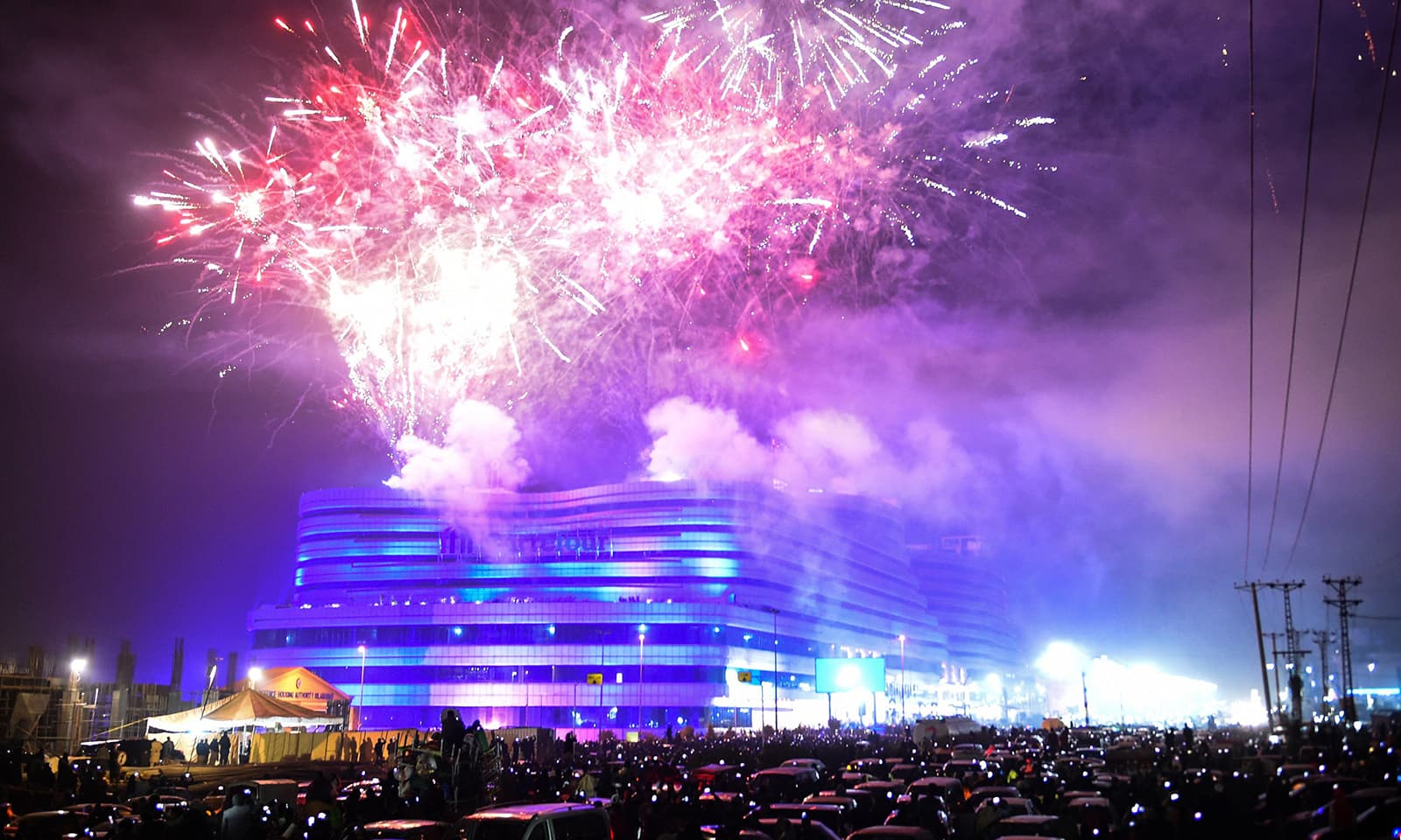 راولپنڈی میں آتش بازی سے لطف اندوز ہونے کے لیے شہریوں کی بڑی تعداد گھروں سے باہر نکلی—تصویر: اے ایف پی راولپنڈی میں آتش بازی سے لطف اندوز ہونے کے لیے شہریوں کی بڑی تعداد گھروں سے باہر نکلی—تصویر: اے ایف پی