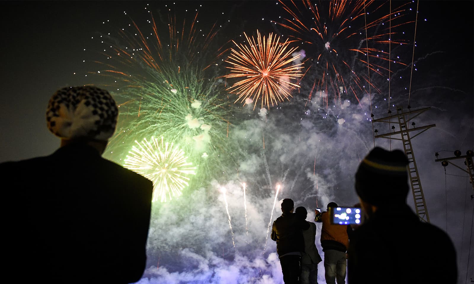 پاکستانی شہری بھی نئے سال کی آمد پر رنگ و نور کی بارش سے لطف اندوز ہوتے ہوئے—تصویر: اے ایف پی پاکستانی شہری بھی نئے سال کی آمد پر رنگ و نور کی بارش سے لطف اندوز ہوتے ہوئے—تصویر: اے ایف پی