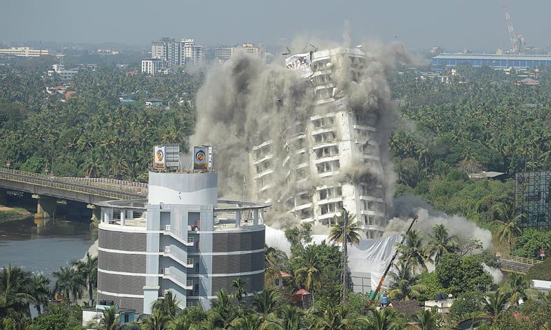 KOCHI: An apartment complex is pictured on Saturday during a controlled implosion ordered by the Supreme Court for violating coastal construction regulations.—AFP KOCHI: An apartment complex is pictured on Saturday during a controlled implosion ordered by the Supreme Court for violating coastal construction regulations.—AFP