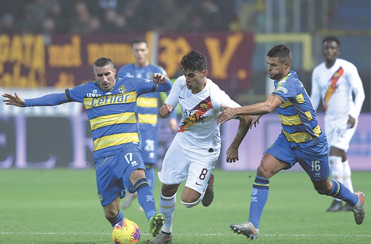 PARMA: AS Roma’s Diego Perotti (C) battles for the ball with Parma’s Antonino Barilla (L) and Vincent Laurini during a Coppa Italia match at the Tardini Stadium.—AP