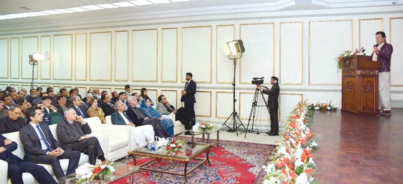 ISLAMABAD: Prime Minister Imran Khan is addressing a gathering of traders on Monday.—APP