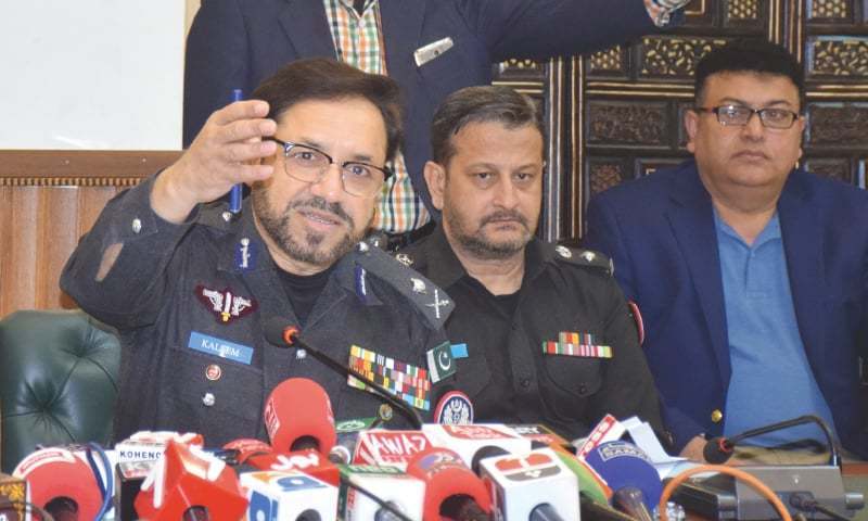 ایک انتظامی معاملے کو غیر ضروری سیاست کی نظر کرنا امتیازی رویہ محسوس ہوتا ہے&mdash;تصویر: ڈان نیوز