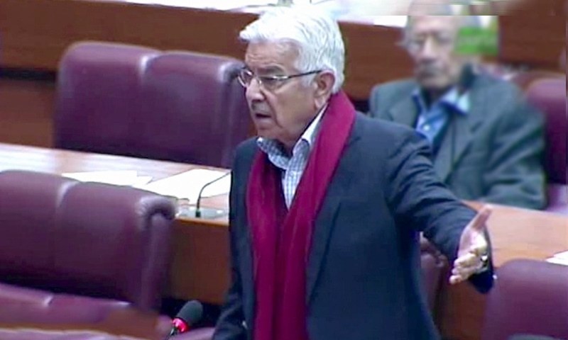 خواجہ آصف نے ڈان اخبار کی گندم اور آٹے اسکینڈل کے حوالے سے خبر کا بھی حوالہ دیا— فائل فوٹو: اسکرین شاٹ خواجہ آصف نے ڈان اخبار کی گندم اور آٹے اسکینڈل کے حوالے سے خبر کا بھی حوالہ دیا— فائل فوٹو: اسکرین شاٹ