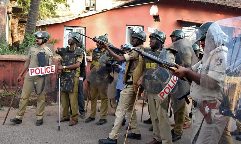 Policemen aim their guns during a protest against a new citizenship law, in Mangaluru, India, December 19, 2019. — Photo: Reuters/Stringer