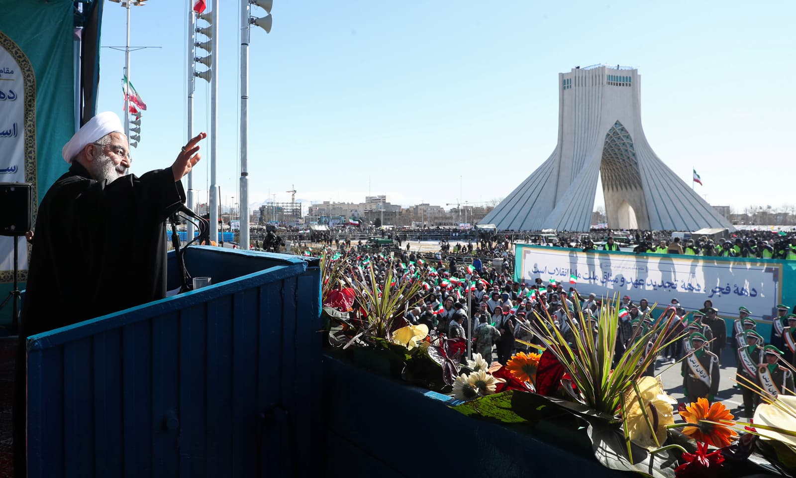 ایران کے صدر حسن روحانی عوام کو سلام پیش کررہے ہیں—فوٹو: رائٹرز