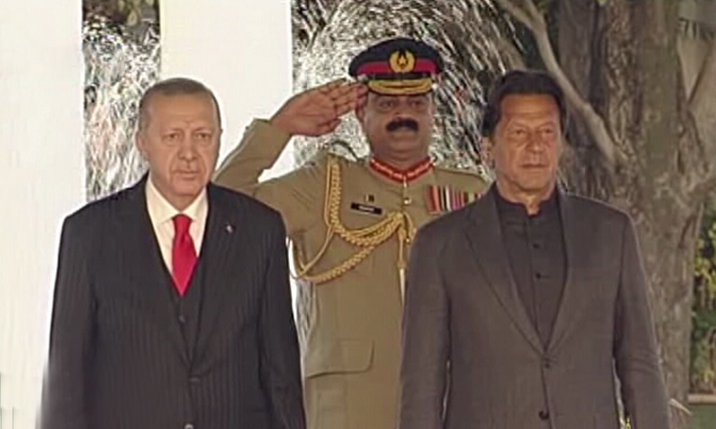 Turkish President Recep Tayyip Erdogan inspects a guard of honour at PM House. — DawnNewsTV