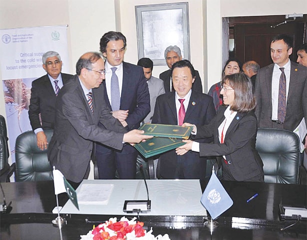 ISLAMABAD: FAO director general Qu Dongyu and Minister for National Food Security and Research Khusro Bakhtiar witness the exchange of documents between the representative of FAO to Pakistan and federal secretary of the ministry after signing of the agreement on Saturday.—APP